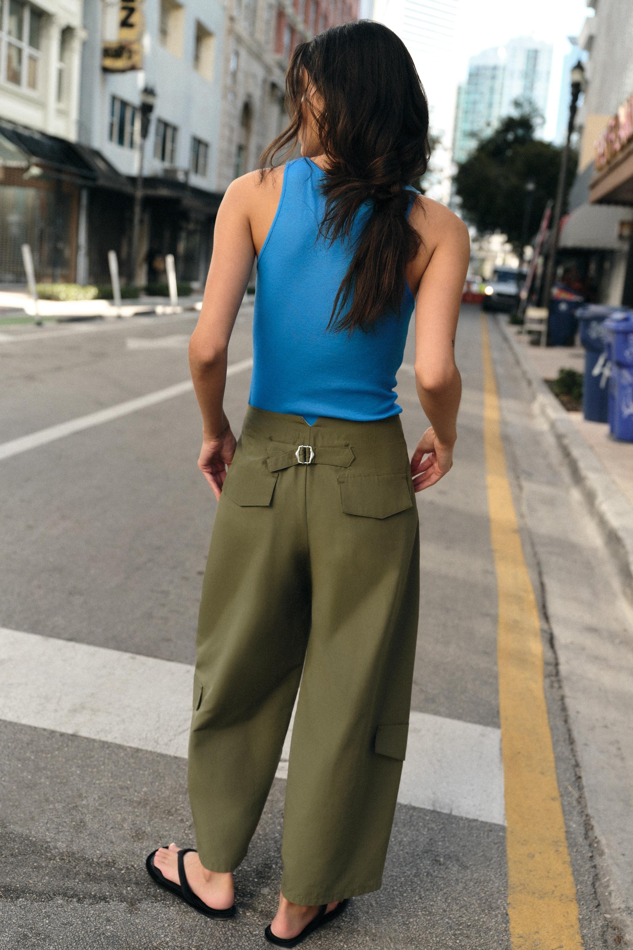 PANTALON À PINCES ET PASSANT AU DOS
